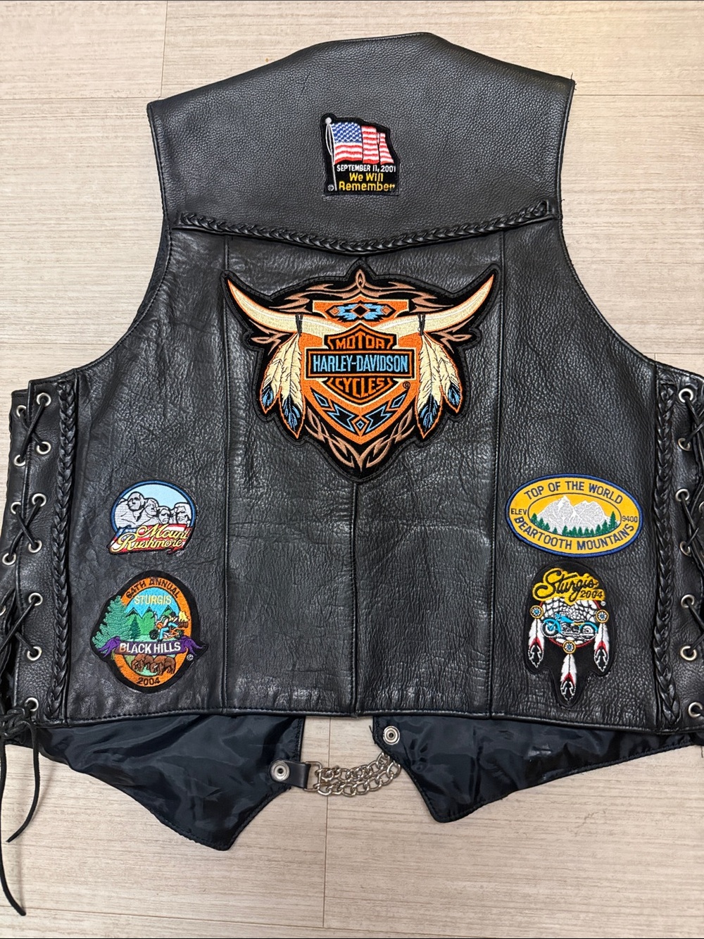 Men’s Unik Ultra leather motorcycle vest with collectibles Men’s size L
